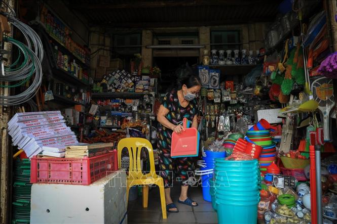 Trong ảnh: Cửa hàng đồ gia dụng trên phố Đội Cấn, quận Ba Đình chuẩn bị mở cửa bán hàng. Ảnh: Thành Đạt - TTXVN