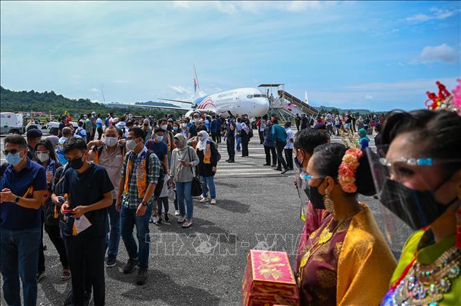 Trong ảnh: Khách du lịch tới đảo Langkawi, Malaysia, ngày 16/9/2021. Ảnh: AFP/ TTXVN