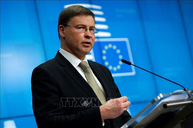 Trong ảnh: Ủy viên phụ trách kinh tế và việc làm Liên minh châu Âu (EU) Valdis Dombrovskis trong cuộc họp báo sau hội nghị các Bộ trưởng Thương mại châu Âu ở Brussels, Bỉ ngày 20/5/2021. Ảnh: AFP/TTXVN