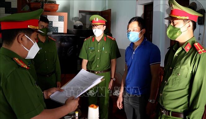 Trong ảnh: Đọc quyết định bắt giữ đối tượng Cao Tiến Dũng. Ảnh: TTXVN phát