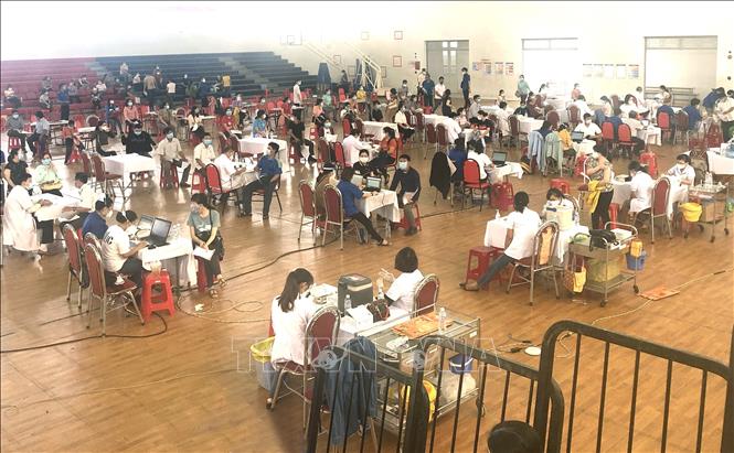 Trong ảnh: Tiêm vaccine ngừa COVID-19 đợt 4 tại Nhà thi đấu Đại học Quy Nhơn. Ảnh: Nguyên LInh-TTXVN