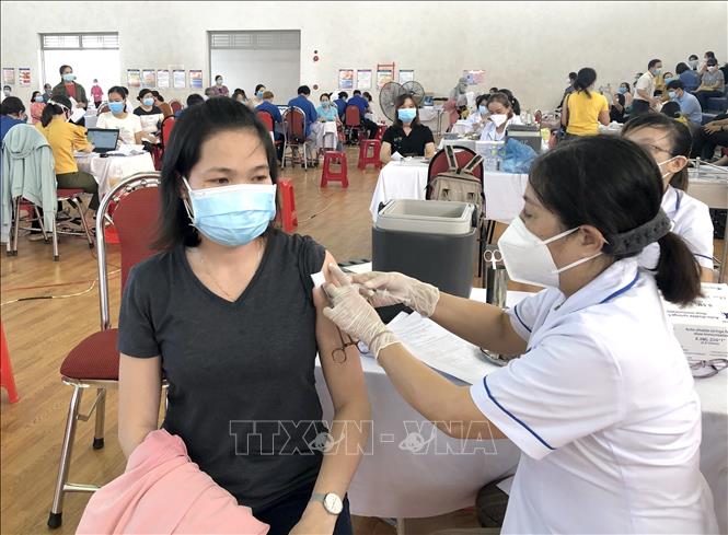Trong ảnh: Khoảng 10.000 người dân ở thành phố Quy Nhơn được tiêm mũi thứ nhất vaccine ngừa COVID-19 đợt 4 này. Ảnh: Nguyên Linh-TTXVN