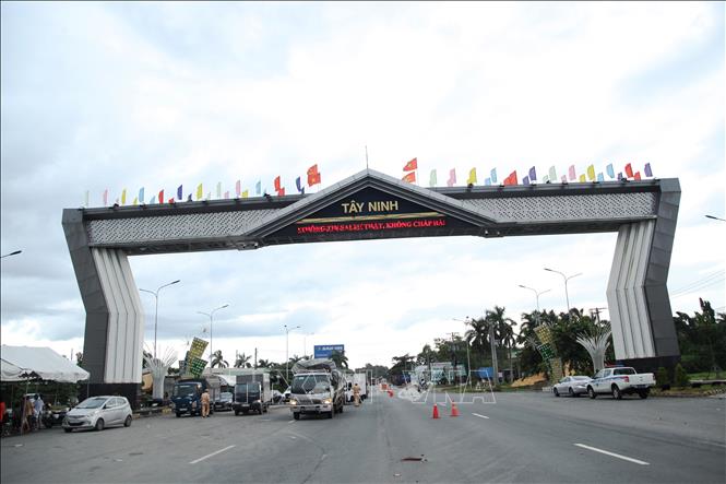 Trong ảnh: Cửa ngõ tiếp giáp tại huyện Trảng Bàng (Tây Ninh) và huyện Củ Chi (Thành phố Hồ Chí Minh) các lực lượng vẫn duy trì các chốt phòng dịch. Ảnh: Thanh Tân - TTXVN