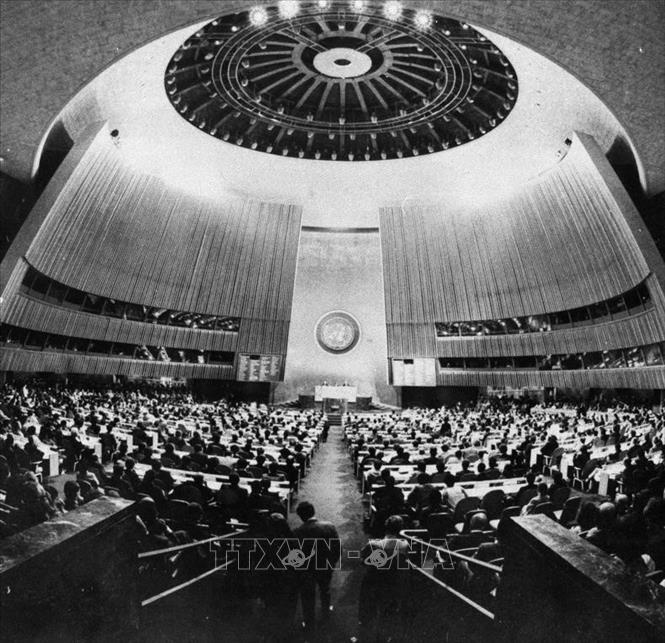 Trong ảnh: Ngày 20/9/1977, Phiên khai mạc Kỳ họp thứ 32 Đại hội đồng Liên hợp quốc tại New York (Mỹ) thông qua Nghị quyết công nhận Việt Nam là thành viên của Liên hợp quốc. Ảnh: Tư liệu TTXVN