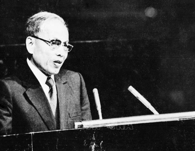 Trong ảnh: Bộ trưởng Ngoại giao Nguyễn Duy Trinh phát biểu tại Kỳ họp thứ 32 Đại hội đồng Liên hợp quốc tại New York (Mỹ) ngày 20/9/1977. Kỳ họp đã thông qua Nghị quyết công nhận Việt Nam là thành viên của LHQ. Ảnh: Tư liệu TTXVN