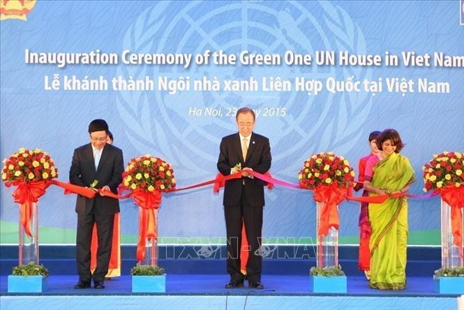 Trong ảnh: Ngày 23/5/2015, tại Hà Nội, Tổng Thư ký Liên hiệp quốc Ban Ki-moon (giữa) và Phó Thủ tướng, Bộ trưởng Bộ Ngoại giao Phạm Bình Minh cắt băng khánh thành 