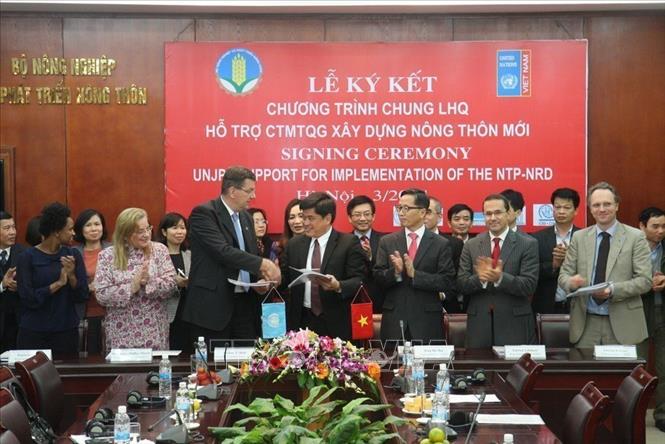 Trong ảnh: Lễ ký kết Chương trình chung của LHQ hỗ trợ không hoàn lại cho Việt Nam để thực hiện Chương trình Mục tiêu quốc gia xây dựng Nông thôn mới giai đoạn 2014 – 2016 (ngày 7/3/2014). Ảnh: Đình Huệ - TTXVN