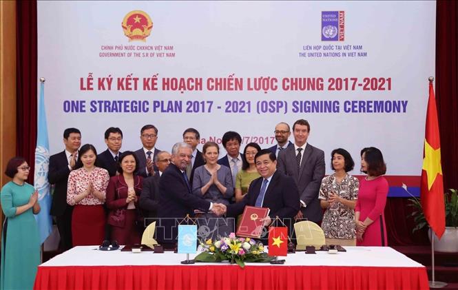 Trong ảnh: Việt Nam và LHQ đã ký Kế hoạch Chiến lược chung mới (OSP) cho giai đoạn 2017 - 2021 giữa Chính phủ Việt Nam và 18 cơ quan LHQ. Đây là dấu ấn quan trọng nêu bật cam kết mạnh mẽ của LHQ và Chính phủ Việt Nam trong Chương trình Hành động quốc gia thực hiện các mục tiêu phát biển bền vững (2018). Ảnh: TTXVN phát