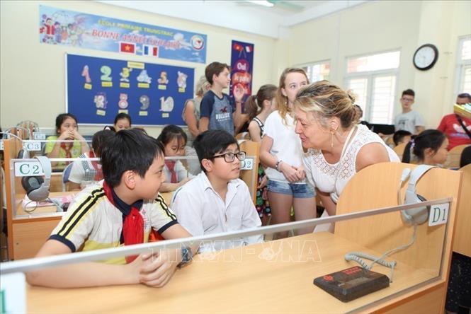 Trong ảnh: Năm 2015, tổng kết 15 năm thực hiện Mục tiêu phát triển Thiên niên kỷ của Liên hợp quốc (MDGs), Việt Nam đã hoàn thành sớm 3 mục tiêu quan trọng trong tổng số 8 mục tiêu, đó là: Xóa bỏ tình trạng nghèo cùng cực và thiếu đói (MDG1); Phổ cập giáo dục tiểu học (MDG2); Tăng cường bình đẳng nam nữ và nâng cao vị thế cho phụ nữ (MDG3). Ảnh: Quý Trung – TTXVN