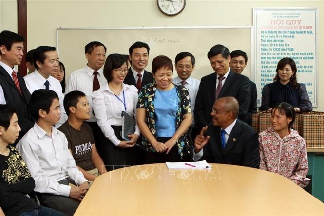 Trong ảnh: Phó Tổng thư ký LHQ Michel Sidibe giao lưu với cán bộ nhân viên và bệnh nhân tại Trung tâm Y tế huyện Nam Từ Liêm. Ảnh: Dương Ngọc – TTXVN