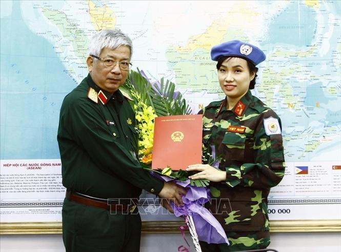 Trong ảnh: Thượng tướng Nguyễn Chí Vịnh, Ủy viên Trung ương Đảng, Ủy viên Thường vụ Quân ủy Trung ương, Thứ trưởng Bộ Quốc phòng trao Quyết định của Chủ tịch nước cho Thiếu tá Đỗ Thị Hằng Nga, Trợ lý Phòng Tham mưu - Kế hoạch thuộc Trung tâm Gìn giữ hòa bình Việt Nam đi làm nhiệm vụ tại phái bộ GGHB Liên hợp quốc ở Nam Sudan, sáng 30/10/2017, tại Hà Nội. Ảnh: An Đăng – TTXVN