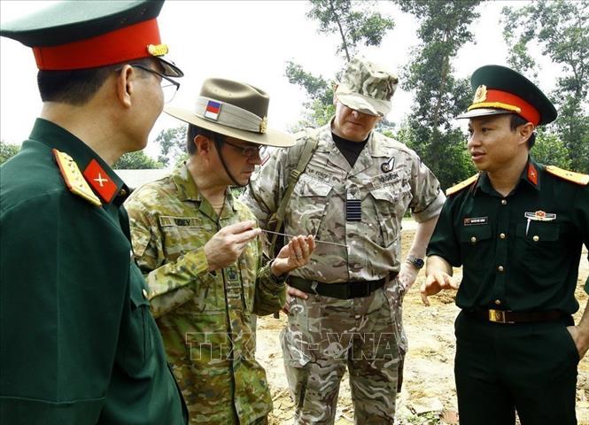 Trong ảnh: Các đại biểu Đoàn đánh giá chất lượng và tư vấn (AAV) của Liên hợp quốc kiểm tra dụng cụ rà phá bom mìn của đơn vị Công binh tham gia hoạt động gìn giữ hòa bình Liên hợp quốc, ngày 27/6/2017, tại Lữ đoàn 249, Bộ Tư lệnh Công binh. Ảnh: An Đăng - TTXVN