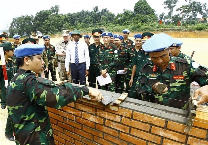 Trong ảnh: Đoàn đánh giá chất lượng và tư vấn (AAV) của Liên hợp quốc tham quan trình diễn nội dung xây dựng nhà cao tầng của đơn vị Công binh tham gia hoạt động gìn giữ hòa bình Liên hợp quốc, ngày 27/6/2017, tại Lữ đoàn 249, Bộ Tư lệnh Công binh. Ảnh: An Đăng - TTXVN