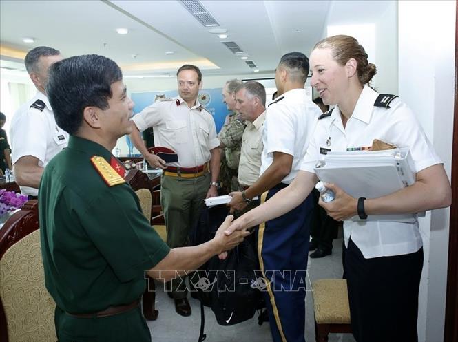 Trong ảnh: Các chuyên gia tham dự Hội nghị Trao đổi chuyên môn lập kế hoạch lần cuối cho huấn luyện thực hành trên bộ trang bị Bệnh viện dã chiến cấp 2 do Trung tâm Gìn giữ hòa bình Việt Nam phối hợp với Đoàn chuyên gia Hoa Kỳ và Vương Quốc Anh tổ chức, sáng 8/8/2017, tại Hà Nội. Ảnh: Văn Điệp – TTXVN