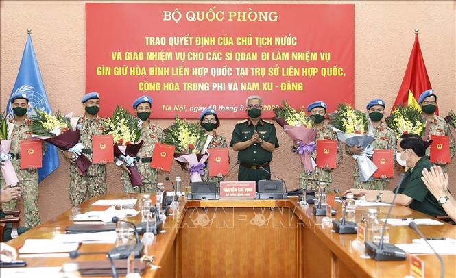 Trong ảnh: Thượng tướng Nguyễn Chí Vịnh, Thứ trưởng Bộ Quốc phòng trao Quyết định của Chủ tịch nước cho các sĩ quan đi làm nhiệm vụ gìn giữ hòa bình Liên hợp quốc tại Trụ sở Liên hợp quốc; Phái bộ Cộng hoà Trung Phi và Nam Sudan (2020). Ảnh: Dương Giang - TTXVN