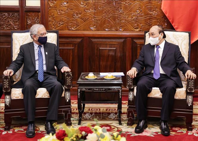 Trong ảnh: Chủ tịch nước Nguyễn Xuân Phúc tiếp ông Kamal Malhotra, Điều phối viên thường trú Liên hợp quốc tại Việt Nam, đến chào từ biệt trước khi kết thúc nhiệm kỳ công tác (12/8/2021). Ảnh: Thống Nhất- TTXVN