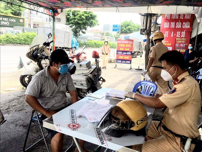 Trong ảnh: Công an làm việc với tài xế vi phạm. Ảnh: Thành Chung - TTXVN