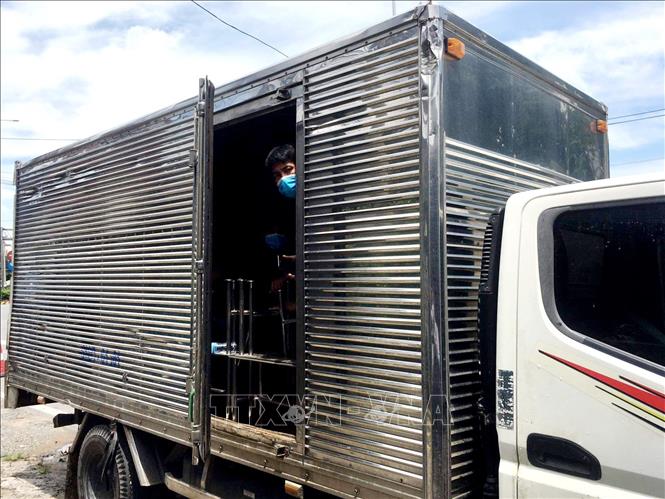 Trong ảnh: Công an phát hiện xe chở người trong thùng xe. Ảnh: Thành Chung - TTXVN