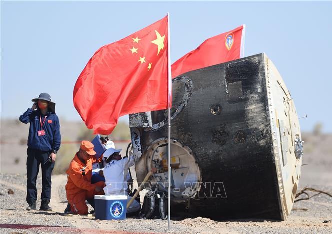 Trong ảnh: Thiết bị hạ cánh của tàu vũ trụ Thần Châu 12 mang theo ba phi hành gia Trung Quốc đáp thành công xuống bãi Đông Phong, Khu tự trị Nội Mông, ngày 17/9/2021. Ảnh: THX/TTXVN 