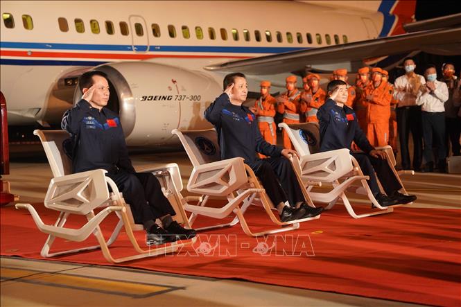 Trong ảnh: Ba phi hành gia Trung Quốc được đưa về tới Bắc Kinh, sau khi thiết bị hạ cánh của tàu vũ trụ Thần Châu 12 mang theo các anh trở về Trái Đất an toàn, ngày 17/9/2021. Ảnh: THX/TTXVN 