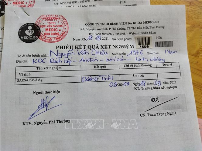 Trong ảnh: Giấy test nhanh có kết quả dương tính của lái xe Nguyễn Văn Chiệu. Ảnh: TTXVN phát