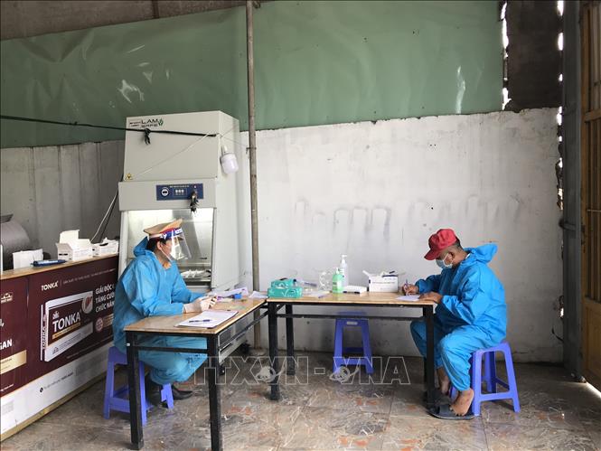 Trong ảnh: Cơ quan chức năng làm việc với người vi phạm Nguyễn Văn Chiệu. Ảnh: TTXVN phát