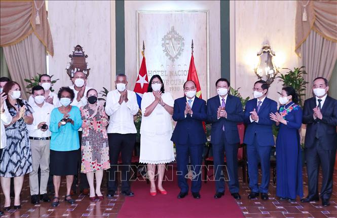 Chủ tịch nước Nguyễn Xuân Phúc với Phó Chủ tịch thứ nhất Viện Cuba hữu nghị với các dân tộc (ICAP) Noemi Rabaza Fernandesz và các đại biểu. Ảnh: Thống Nhất – TTXVN
