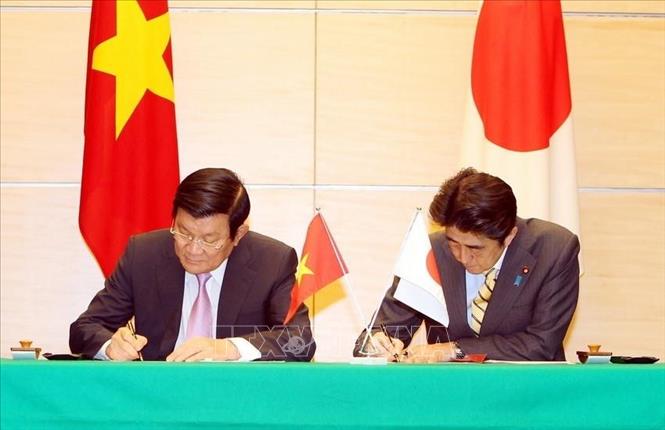 Trong ảnh: Trong chuyến thăm cấp Nhà nước tới Nhật Bản, ngày 18/3/2014, Chủ tịch nước Trương Tấn Sang và Thủ tướng Shinzo Abe ký Tuyên bố chung nâng cấp quan hệ hai nước lên thành “Đối tác chiến lược sâu rộng vì hòa bình và thịnh vượng ở châu Á