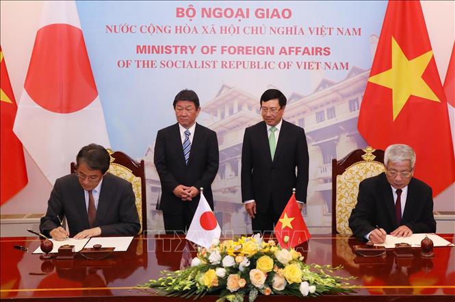 Trong ảnh: Phó Thủ tướng, Bộ trưởng Bộ Ngoại giao Phạm Bình Minh và Bộ trưởng Bộ Ngoại giao Nhật Bản Motegi Toshimitsu chứng kiến ký hợp tác giữa hai nước (2019). Ảnh: Lâm Khánh – TTXVN