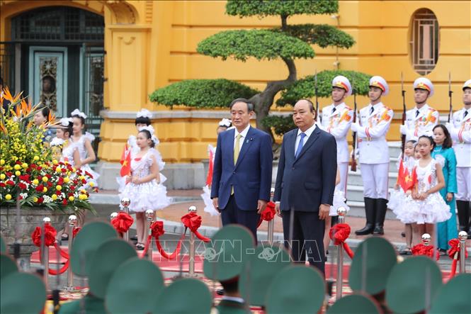 Trong ảnh: Thủ tướng Nguyễn Xuân Phúc và Thủ tướng Nhật Bản Suga Yoshihide trên bục danh dự, nghe quân nhạc cử Quốc thiều hai nước trong chuyến thăm chính thức Việt Nam từ ngày 18-20/10/2020. Ảnh: Lâm Khánh - TTXVN