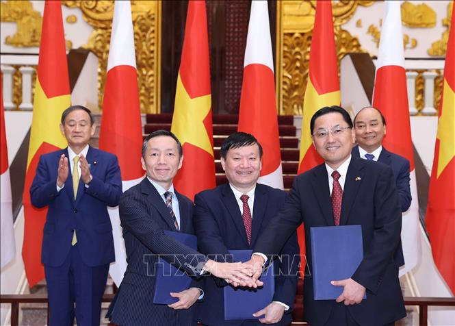 Trong ảnh: Thủ tướng Nguyễn Xuân Phúc và Thủ tướng Nhật Bản Suga Yoshihide chứng kiến lễ ký Biên bản ghi nhớ về hợp tác phát triển KCN TLIP2 giai đoạn 3 và thỏa thuận thúc đẩy đầu tư Nhật Bản vào ngành sản xuất tại Hưng Yên giữa UBND tỉnh Hưng Yên với Công ty TNHH Sumitomo Corporation Viêt Nam và Công ty TNHH KCN Thăng Long II. Ảnh: Thống Nhất - TTXVN