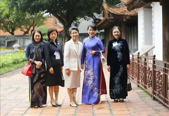 Trong chương trình thăm chính thức Việt Nam, sáng 19/10/2020, bà Suga Mariko, Phu nhân Thủ tướng Nhật Bản Suga Yoshihide thăm Văn Miếu -Quốc Tử Giám. Bà Trần Nguyệt Thu, Phu nhân Thủ tướng Nguyễn Xuân Phúc cùng tham dự. Ảnh: Doãn Tấn - TTXVN