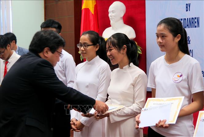 Trong ảnh: Phòng Thương mại và Công nghiệp Nhật Bản cùng với Hiệp hội doanh nghiệp Nhật Bản tại Việt Nam trao 20 suất học bổng cho sinh viên xuất sắc, sinh viên nghèo hiếu học Trường Đại học Huế (2/12/2018). Ảnh: Tường Vi - TTXVN