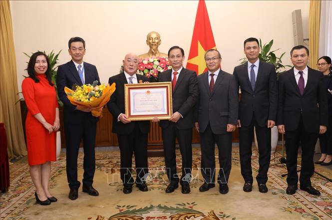 Trong ảnh: Bộ Ngoại giao tổ chức Lễ trao Huân chương Hữu nghị của Chủ tịch nước cho Cố vấn đặc biệt Nội các Thủ tướng Nhật Bản Iijima Isao vì có nhiều đóng góp tích cực và hiệu quả trong việc củng cố và phát triển quan hệ Đối tác chiến lược sâu rộng Việt Nam - Nhật Bản. Ảnh: Văn Điệp - TTXVN