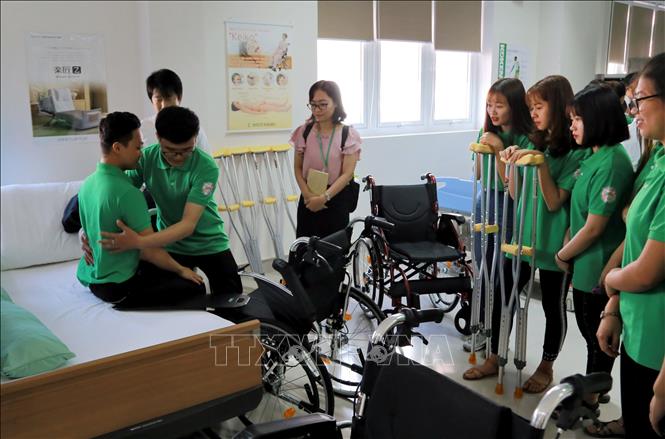 Trong ảnh: Chuyên gia Nhật Bản hướng dẫn sử dụng các thiết bị y tế trong phòng thực hành điều dưỡng hiện đại tiêu chuẩn Nhật Bản cho sinh viên trường Đại học Đông Á, Đà Nẵng (5/1/2020). Ảnh: Trần Lê Lâm – TTXVN