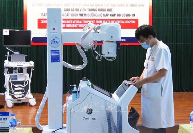Trong ảnh: Cơ quan Hợp tác Quốc tế Nhật Bản (JICA) trao tặng trang thiết bị y tế có tổng trị giá 50 triệu yên cho Bệnh viện Trung ương Huế nhằm đáp ứng khẩn cấp phục vụ phòng chống dịch bệnh COVID-19. (9/4/2021). Ảnh: Tường Vi - TTXVN