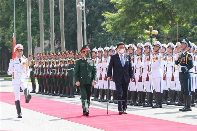 Trong ảnh: Đại tướng, Bộ trưởng Quốc phòng Phan Văn Giang và Bộ trưởng Quốc phòng Nhật Bản Kishi Nobuo duyệt đội Danh dự QĐND Việt Nam tại lễ đón (11/9/2021). Ảnh: Trọng Đức - TTXVN