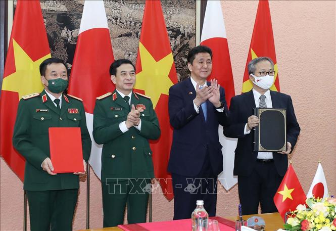 Trong ảnh: Đại tướng, Bộ trưởng Quốc phòng Phan Văn Giang và Bộ trưởng Quốc phòng Nhật Bản Kishi Nobuo chứng kiến lễ ký hợp tác giữa Bộ quốc phòng hai nước (12/9/2021). Ảnh: Trọng Đức - TTXVN