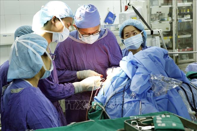 Hai chuyên gia Nhật Bản là bác sĩ gây mê Kotoe Kamata và kỹ thuật viên Takashi Maruyama phối hợp Trung tâm Phẫu thuật Thần kinh - Bệnh viện Hữu nghị Việt Đức tại Hà Nội thực hiện ca phẫu thuật u não bằng phương pháp “Mổ thức tỉnh” (28/1/2019). Ảnh: Dương Ngọc – TTXVN
