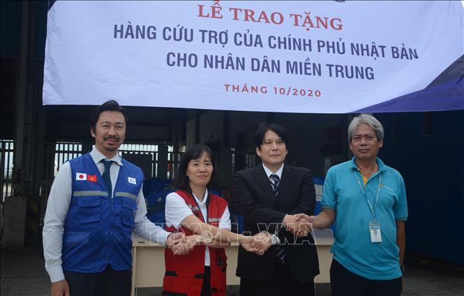 Trong ảnh: Chính phủ Nhật Bản thông qua Cơ quan Hợp tác Quốc tế Nhật Bản (JICA) chuyển hàng viện trợ tới người dân tỉnh Thừa Thiên Huế, giúp người dân trong vùng bị ảnh hưởng bão lũ có thể khắc phục hậu quả do thiên tai, sớm ổn định cuộc sống. Ảnh: Văn Dũng - TTXVN