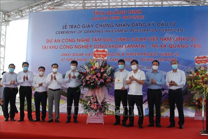 Photo: At the hand-over ceremony. VNA Photo: Thanh Vân