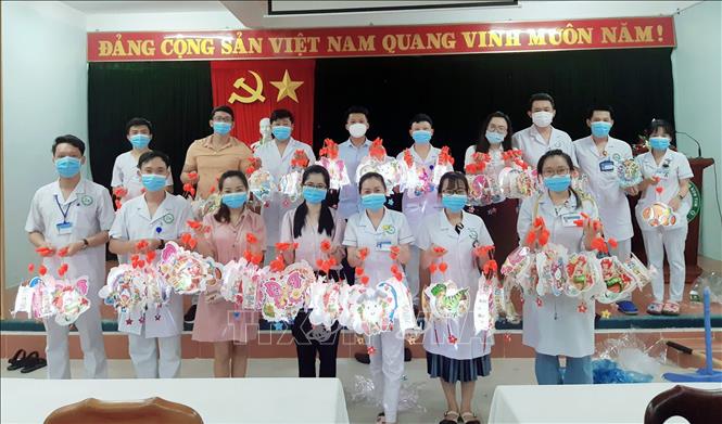 Trong ảnh: Đoàn Thanh niên cơ sở Bệnh viện đa khoa tỉnh Kon Tum chuẩn bị những phần quà dành tặng các em thiếu nhi đang điều trị tại bệnh viện. Ảnh: TTXVN phát