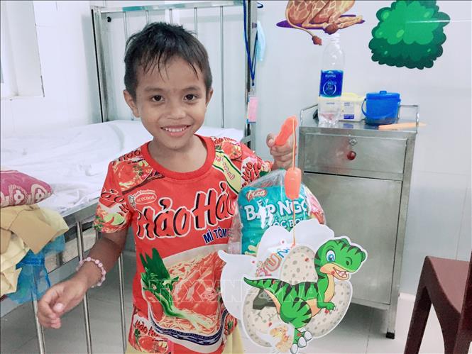 Trong ảnh: Các em thiếu nhi tại Bệnh viện đa khoa tỉnh Kon Tum vui mừng khi nhận những phần quà nhân dịp Tết Trung thu 2021. Ảnh: TTXVN phát