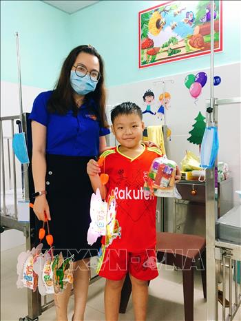 Trong ảnh: Các em thiếu nhi đang điều trị tại Bệnh viện đa khoa tỉnh Kon Tum vui mừng khi nhận những phần quà nhân dịp Tết Trung thu 2021. Ảnh: TTXVN phát