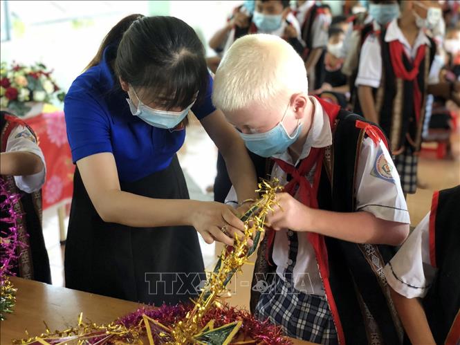Trong ảnh: Tuổi trẻ Kon Tum tặng quà nhân dịp Tết Trung thu 2021 cho các em thiếu nhi tại xã biên giới Đăk Dục, huyện Ngọc Hồi. Ảnh: TTXVN phát