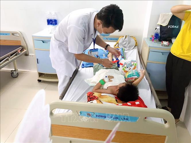 Trong ảnh: Đoàn Thanh niên cơ sở Bệnh viện đa khoa tỉnh Kon Tum trao tặng những phần quà cho em thiếu nhi đang điều trị tại bệnh viện. Ảnh: TTXVN phát