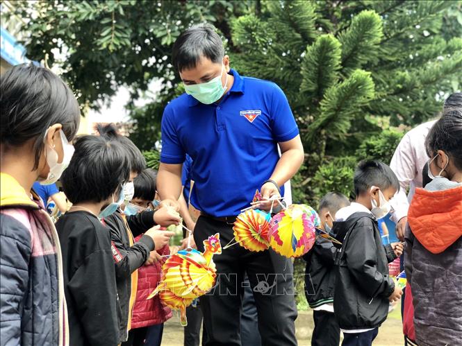 Trong ảnh: Ông Xiêng Thanh Phúc - Bí thư Tỉnh đoàn Kon Tum tặng quà Tết Trung thu cho các em thiếu nhi tại xã Măng Cành, huyện Kon Plông. Ảnh: TTXVN phát