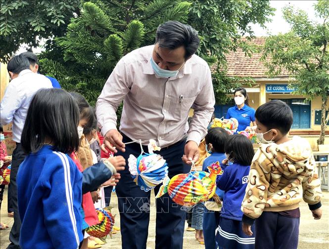 Trong ảnh: Đại diện UBND xã Măng Cành, huyện Kon Plông tặng quà Tết Trung thu cho các em thiếu nhi có hoàn cảnh khó khăn. Ảnh: TTXVN phát