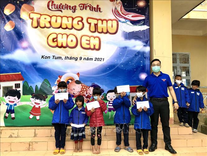 Trong ảnh: Tỉnh Đoàn Kon Tum trao tặng 10 suất học bổng cho các em thiếu nhi có hoàn cảnh khó khăn xã Măng Cành, huyện Kon Plông, tỉnh Kon Tum. Ảnh: TTXVN phát