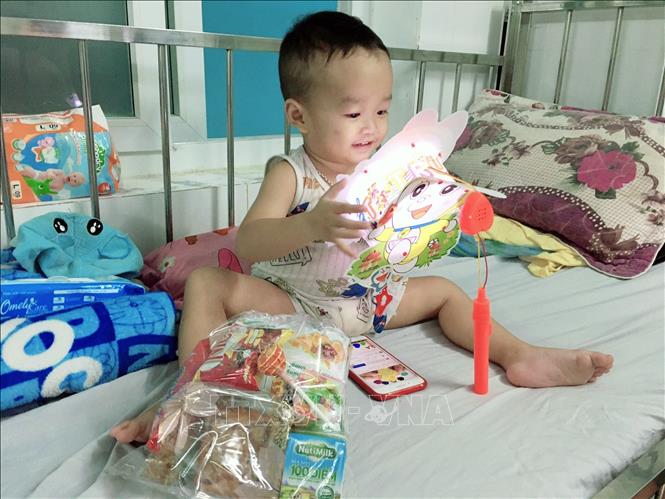Trong ảnh: Các em thiếu nhi tại Bệnh viện đa khoa tỉnh Kon Tum vui mừng khi nhận những phần quà nhân dịp Tết Trung thu 2021. Ảnh: TTXVN phát

